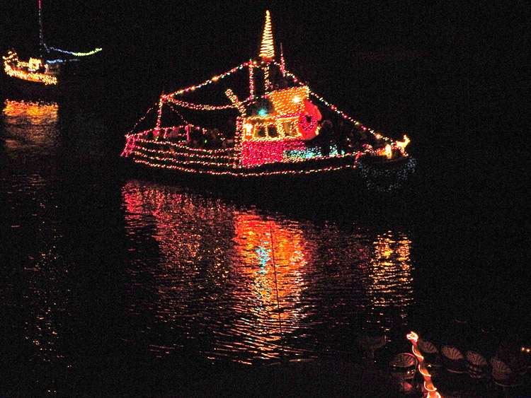 Lighted-Boat-Parade-1_web